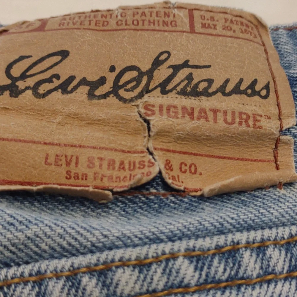 Levi's Men's Signature All Cotton Straight Leg Light Wash Distressed Blue Jeans
